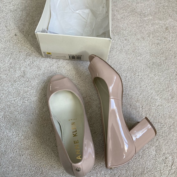 Anne Klein Shoes - NWT Anne Klein Tan Cream Open Toes Square Heels Women Shoes Shinny Sz 6.50 M